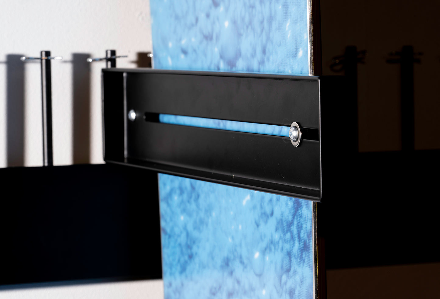 PIVOTING SNOW HANGER