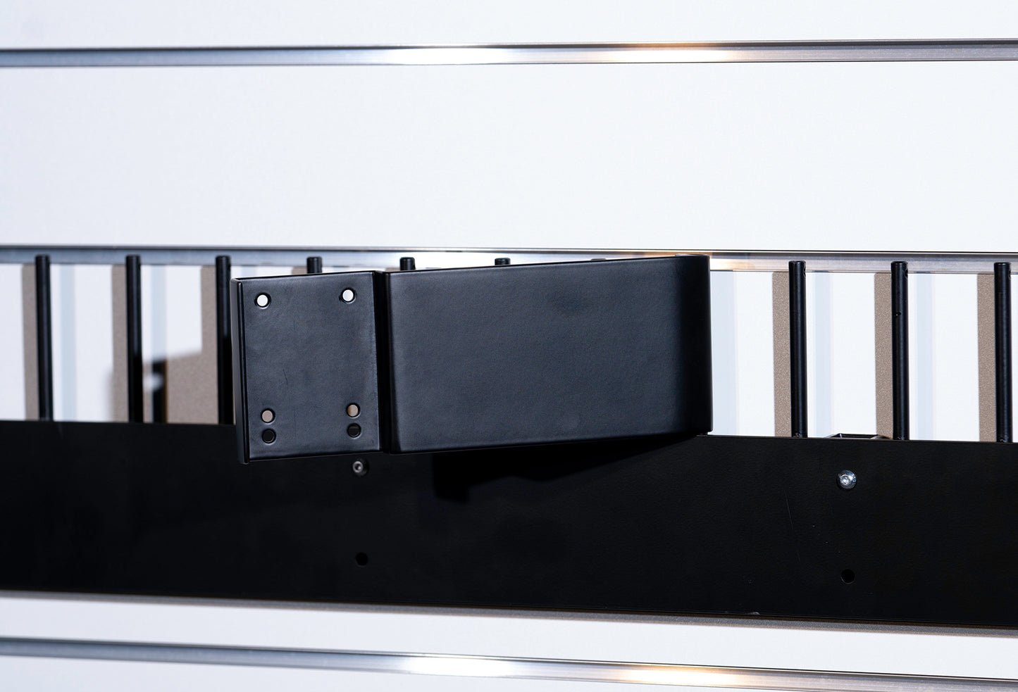 PIVOTING SKATE HANGER