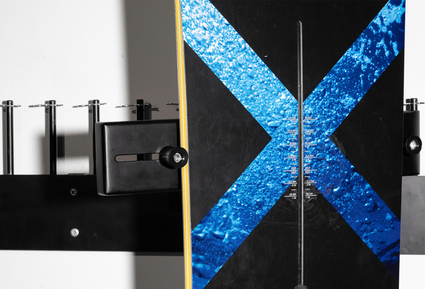 PIVOTING SNOW HANGER