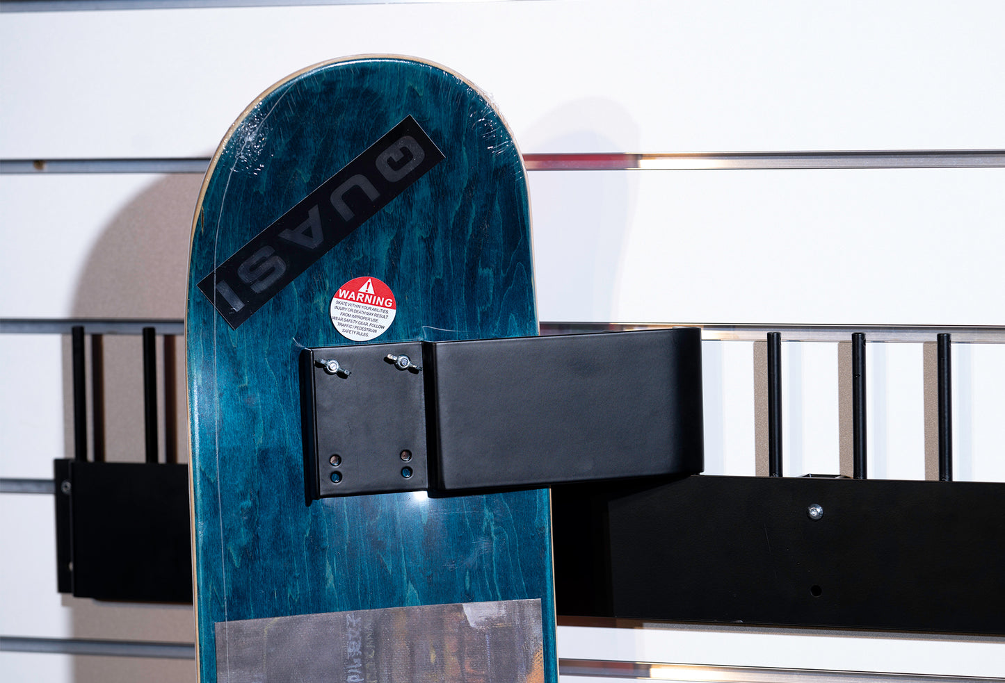 PIVOTING SKATE HANGER